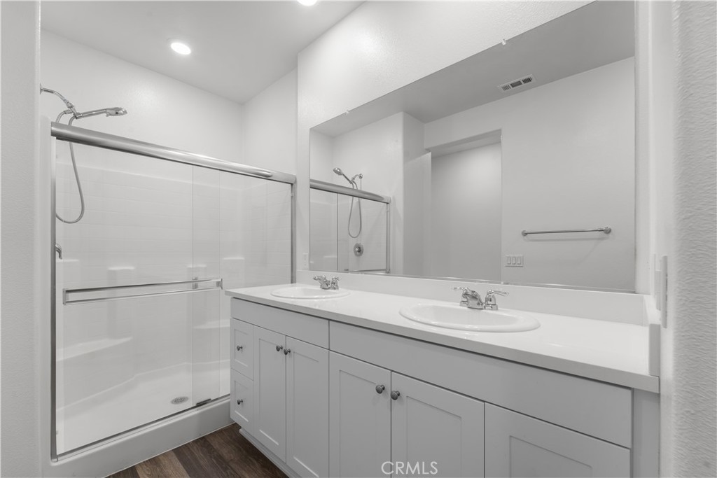 https://media.crmls.org/medias/6d40f964-a4c2-4443-9be6-d4fec66db598.jpg?preset=X-Large