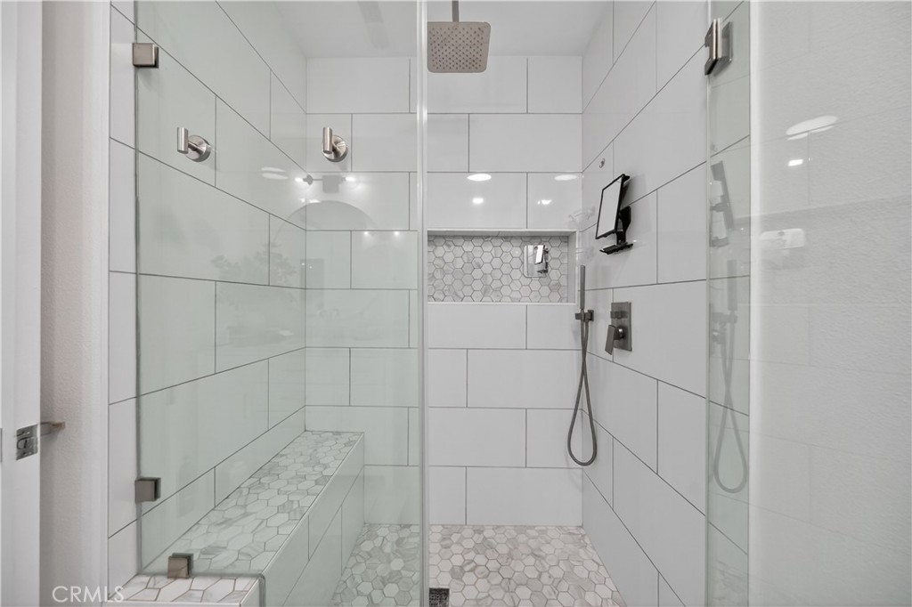 https://media.crmls.org/medias/6d4250bb-b65a-49bf-800f-0be1143a5607.jpg?preset=X-Large
