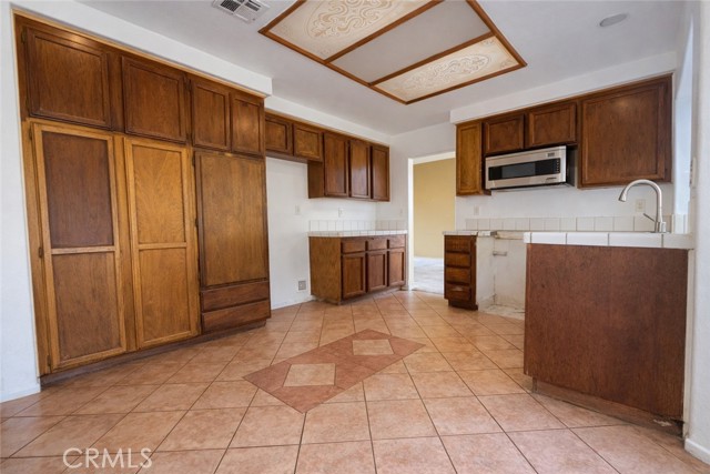 Detail Gallery Image 6 of 13 For 22500 Greenwich Ct, Moreno Valley,  CA 92553 - 4 Beds | 3/1 Baths