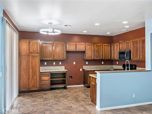 Detail Gallery Image 13 of 45 For 14400 Jeremiah, Adelanto,  CA 92301 - 5 Beds | 2 Baths