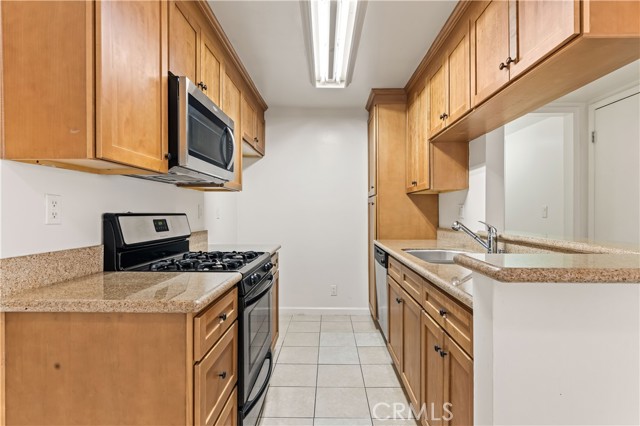 Detail Gallery Image 4 of 7 For 20327 Saticoy St #102,  Winnetka,  CA 91306 - 1 Beds | 1 Baths