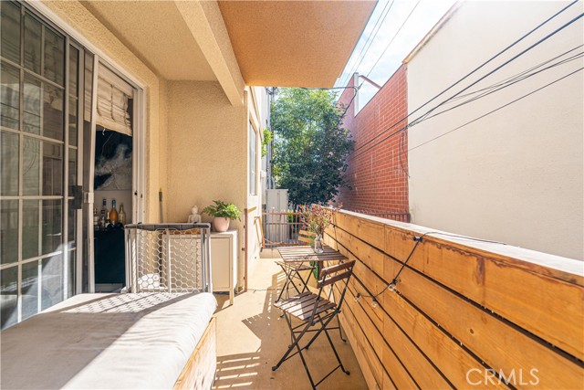 Detail Gallery Image 9 of 35 For 945 N Hudson Ave #104,  Los Angeles,  CA 90038 - 2 Beds | 2 Baths