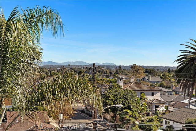 Detail Gallery Image 2 of 31 For 4151 Redwood Avenue #106, Los Angeles,  CA 90066 - 2 Beds | 3/1 Baths