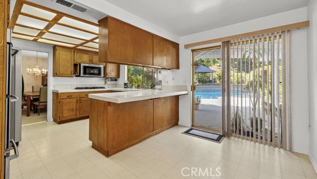 5340 Edgeware Drive, Calabasas CA: https://media.crmls.org/medias/6d4eed43-04c3-4f9c-b4c8-0be0cdb96942.jpg