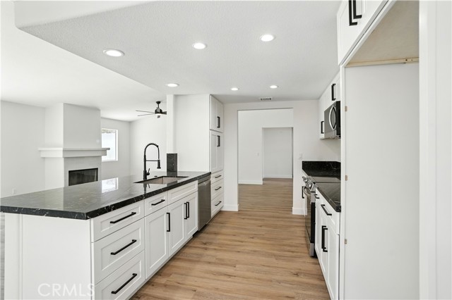 23825 N Canyon Lake Drive, Canyon Lake CA: https://media.crmls.org/medias/6d51c7f8-8eff-4574-9f1b-4fc2337a8e67.jpg