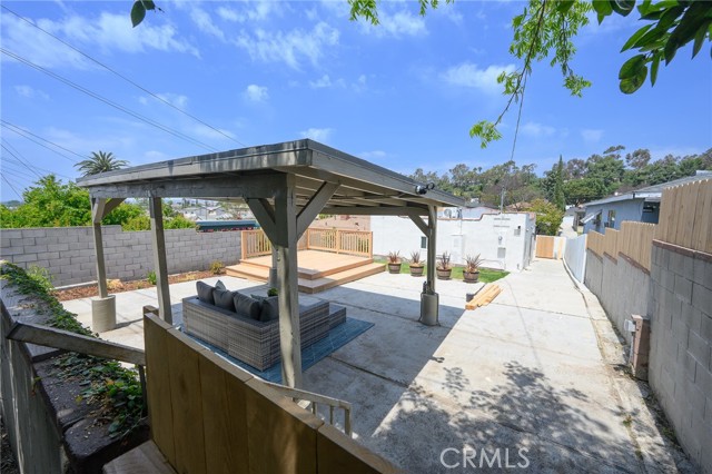 4548 Jade Street, Los Angeles CA: https://media.crmls.org/medias/6d53c2f7-cee5-4577-8c75-690d8c585a4f.jpg
