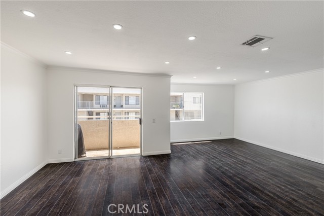 Detail Gallery Image 3 of 24 For 2310 N Fairview St #208,  Burbank,  CA 91504 - 2 Beds | 3 Baths