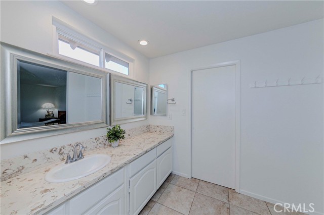 2401 El Portal Way, Oxnard CA: https://media.crmls.org/medias/6d549561-cb65-4429-952a-05a1ce410c66.jpg
