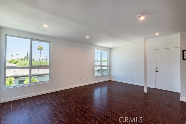 Detail Gallery Image 4 of 21 For 6155 Reseda Blvd #4,  Tarzana,  CA 91335 - 3 Beds | 2 Baths