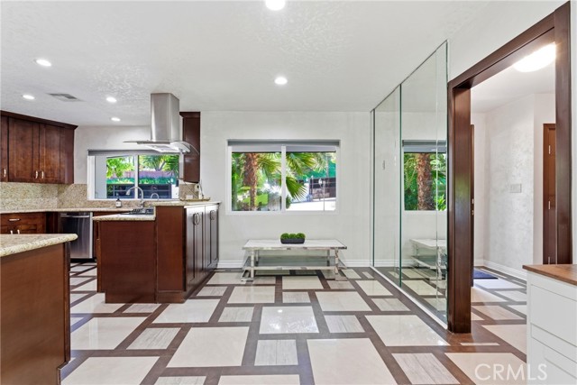 Detail Gallery Image 7 of 44 For 5836 Winnetka Ave, Woodland Hills,  CA 91367 - 4 Beds | 3 Baths