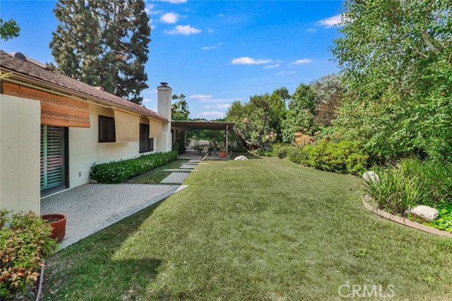 9845 Encino Avenue, Northridge CA: https://media.crmls.org/medias/6d5ba390-d663-4017-ba7e-ab51eb1e1410.jpg