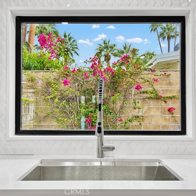 Detail Gallery Image 5 of 24 For 1523 E San Lorenzo, Palm Springs,  CA 92264 - 5 Beds | 5 Baths