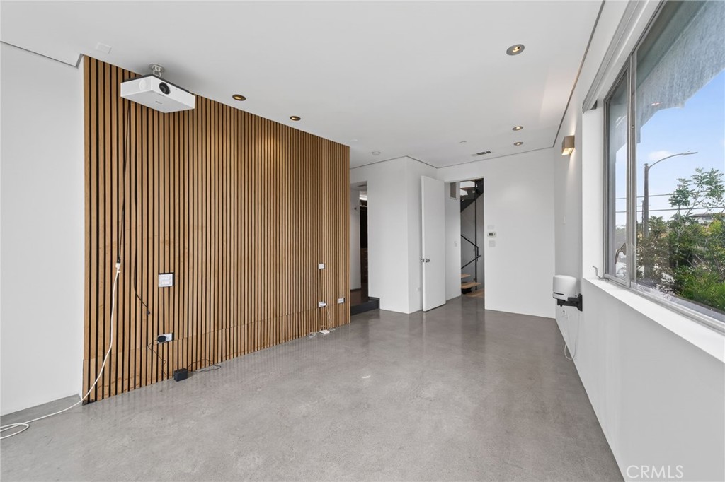 https://media.crmls.org/medias/6d600429-d401-467e-bf6e-57750f383fe1.jpg?preset=X-Large