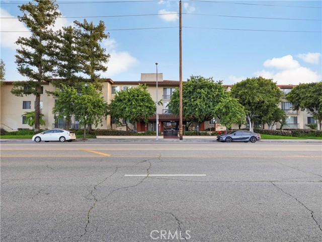 12720 Burbank Boulevard, Valley Village CA: https://media.crmls.org/medias/6d64420a-754e-4ea0-8877-e598f4247b05.jpg