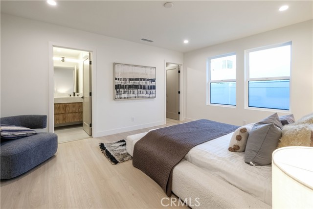 18852 Collins Street, Tarzana CA: https://media.crmls.org/medias/6d64e371-7fb9-413f-9055-1d1e41c432df.jpg
