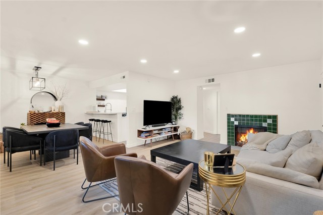 Detail Gallery Image 2 of 21 For 5530 Thornburn St #102,  Los Angeles,  CA 90045 - 2 Beds | 2 Baths