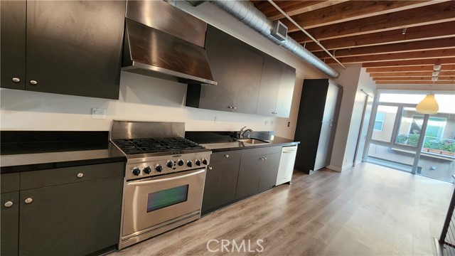 Detail Gallery Image 2 of 18 For 171 E City Place Dr, Santa Ana,  CA 92705 - 1 Beds | 2/1 Baths
