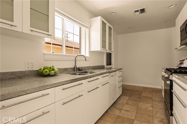 Detail Gallery Image 6 of 22 For 15233 Camarillo St, Sherman Oaks,  CA 91403 - 5 Beds | 4 Baths