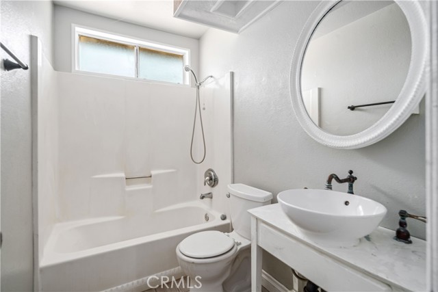 44220 Fig Avenue, Lancaster CA: https://media.crmls.org/medias/6d6b70b9-8942-440b-be42-da27c49c25a3.jpg