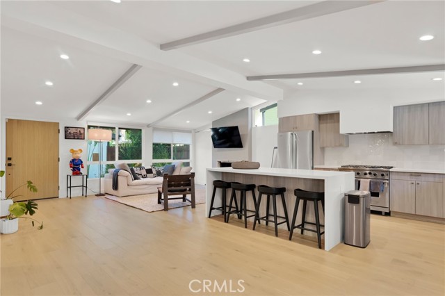 Detail Gallery Image 12 of 40 For 4941 Rigoletto St, Woodland Hills,  CA 91364 - 3 Beds | 2/1 Baths