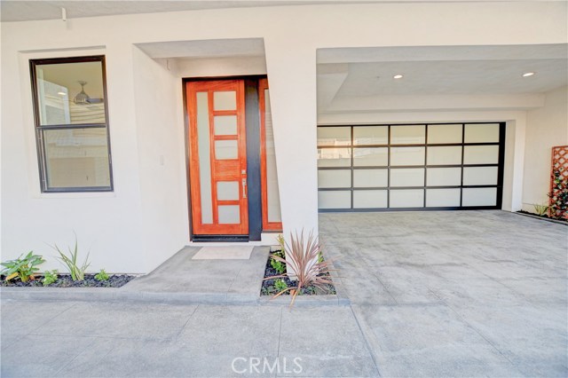 FRONT DOOR / GARAGE