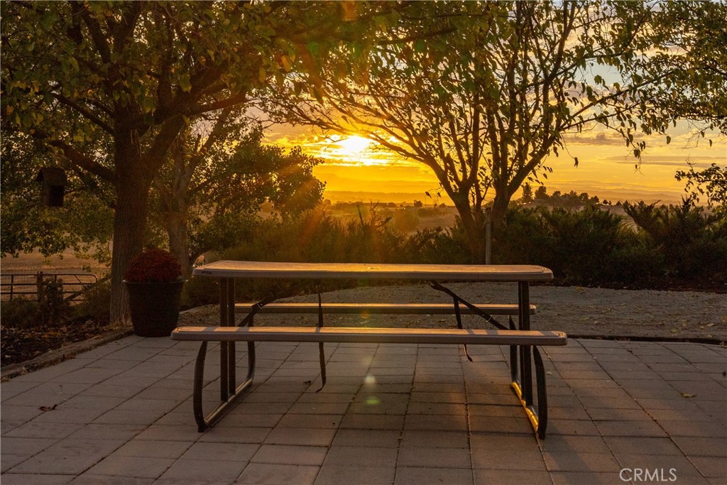 https://media.crmls.org/medias/6d6ea362-2473-49a7-8e87-a1bb27058e37.jpg?preset=X-Large