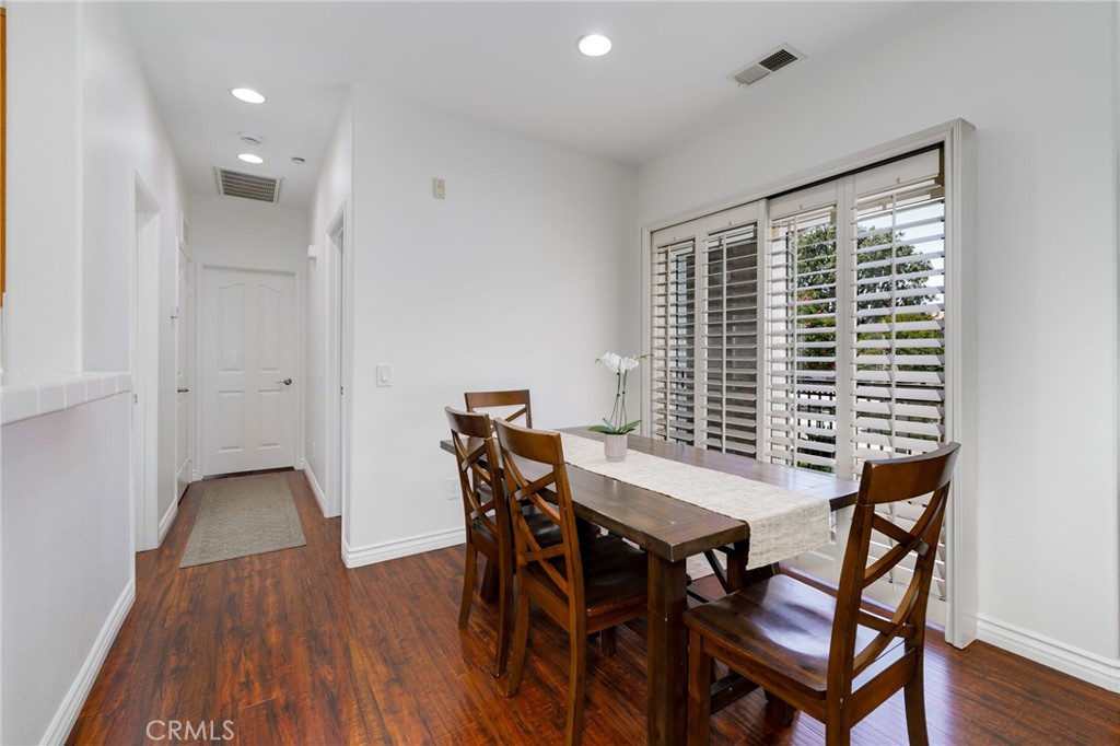 https://media.crmls.org/medias/6d6f95e8-8ce0-4a1c-8a91-1af02aacc708.jpg?preset=X-Large