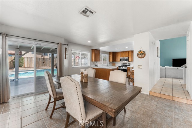 Detail Gallery Image 13 of 34 For 44200 Gillan Ave, Lancaster,  CA 93535 - 4 Beds | 3 Baths