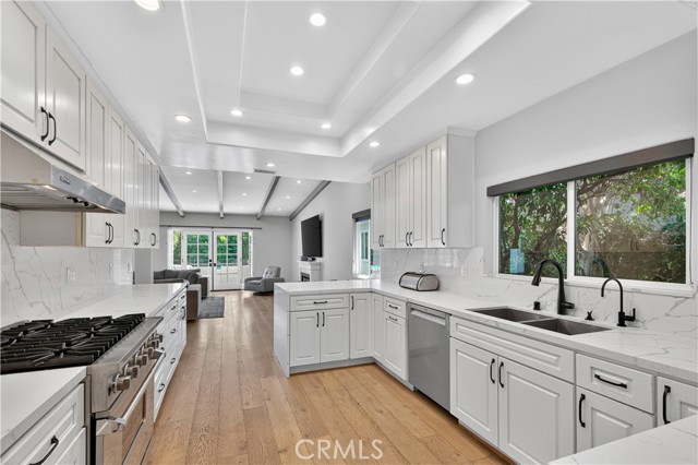 5274 Crebs Avenue, Tarzana CA: https://media.crmls.org/medias/6d7513c8-0c0b-4dda-8245-a15a8799392a.jpg