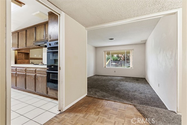 Detail Gallery Image 5 of 42 For 2404 Prestwick Ct, Bakersfield,  CA 93309 - 3 Beds | 2 Baths