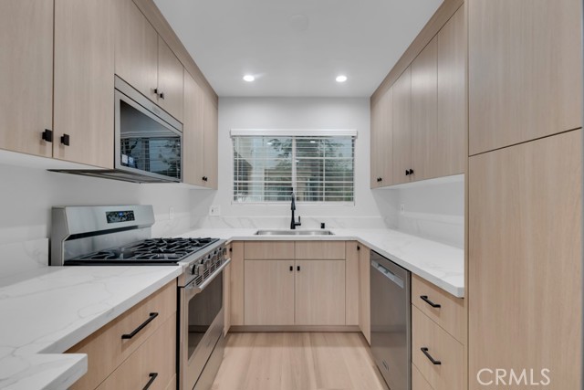 Detail Gallery Image 3 of 28 For 5500 Owensmouth Ave #128,  Woodland Hills,  CA 91367 - 2 Beds | 2 Baths