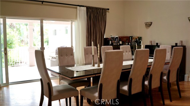 925 Sherlock Dr, Burbank CA: https://media.crmls.org/medias/6d7e3ba1-026f-472d-aa83-25516c600660.jpg