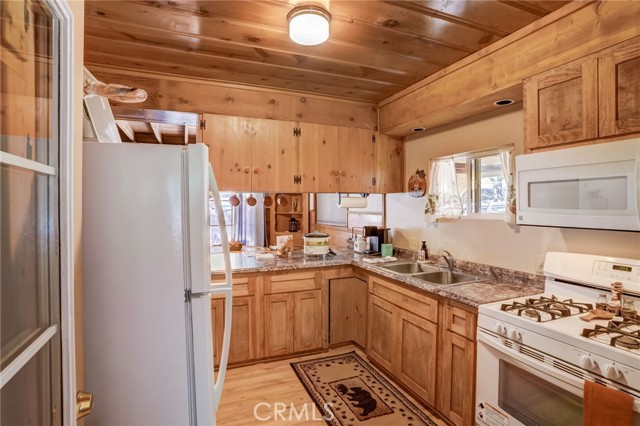 Detail Gallery Image 18 of 61 For 937 Cameron Dr, Big Bear Lake,  CA 92315 - 2 Beds | 1/1 Baths
