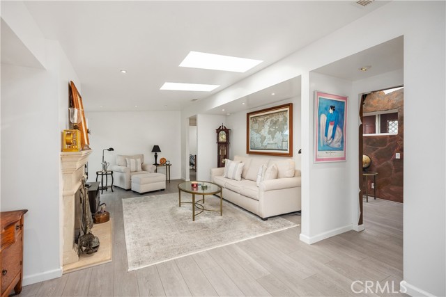 103 Yorktown, Newport Beach CA: https://media.crmls.org/medias/6d7fb3bf-469a-48e1-87a3-9340701cd21c.jpg