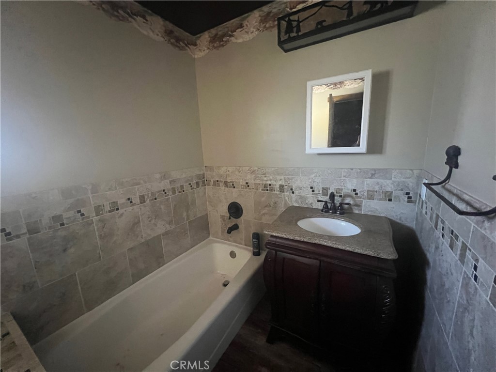 https://media.crmls.org/medias/6d80f1f1-224f-4805-a6ae-eaf493a13a5b.jpg?preset=X-Large