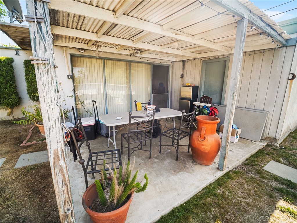 https://media.crmls.org/medias/6d850aed-81a8-4636-aa6e-5e832341d065.jpg?preset=X-Large