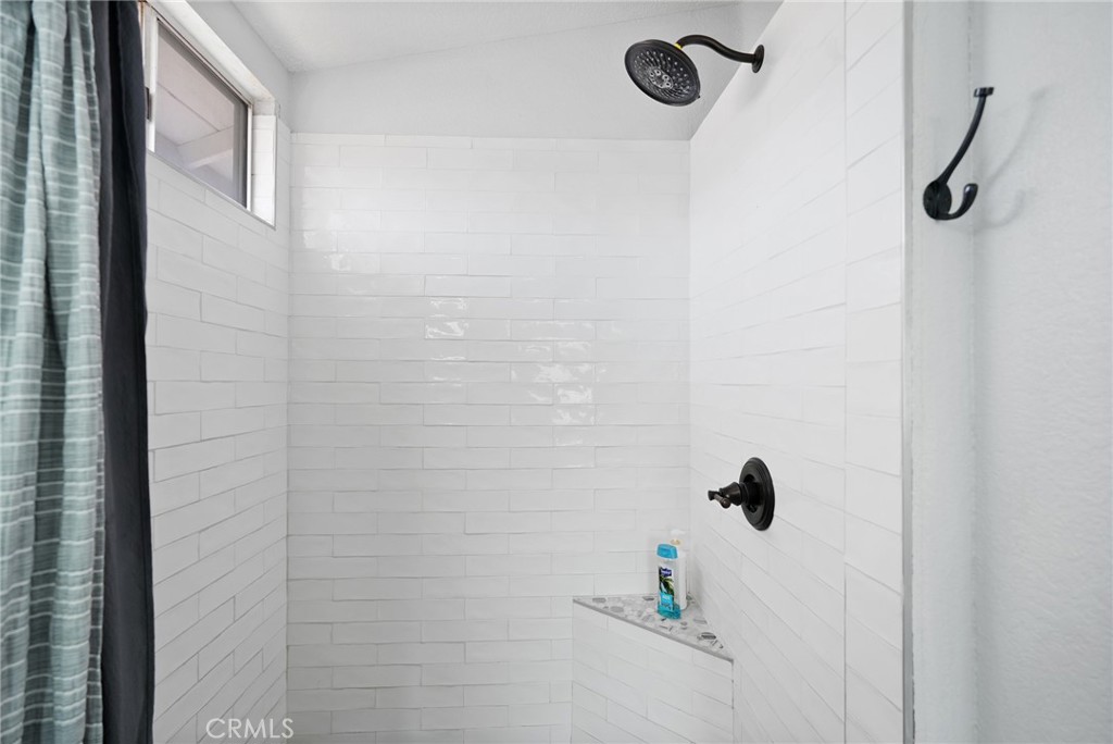 https://media.crmls.org/medias/6d8550b3-c3b6-4699-b431-693b7a9ef32a.jpg?preset=X-Large