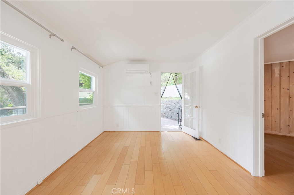 https://media.crmls.org/medias/6d8bd95a-7029-423a-800c-0f4a4025cc25.jpg?preset=X-Large