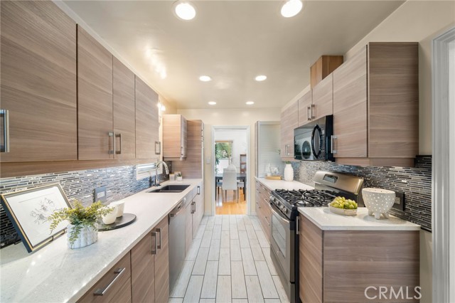 Detail Gallery Image 12 of 24 For 2027 E Appleton #1,  Long Beach,  CA 90803 - 2 Beds | 2 Baths