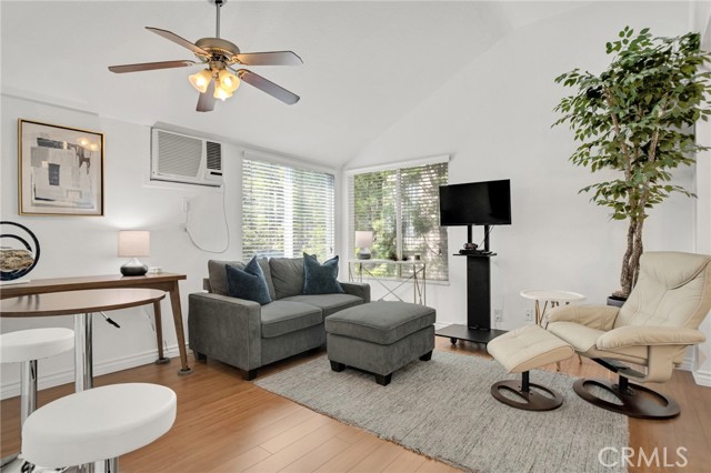 355 N Maple Street, Burbank CA: https://media.crmls.org/medias/6d8ea112-e0d0-40fb-bd16-8a0b86839fae.jpg