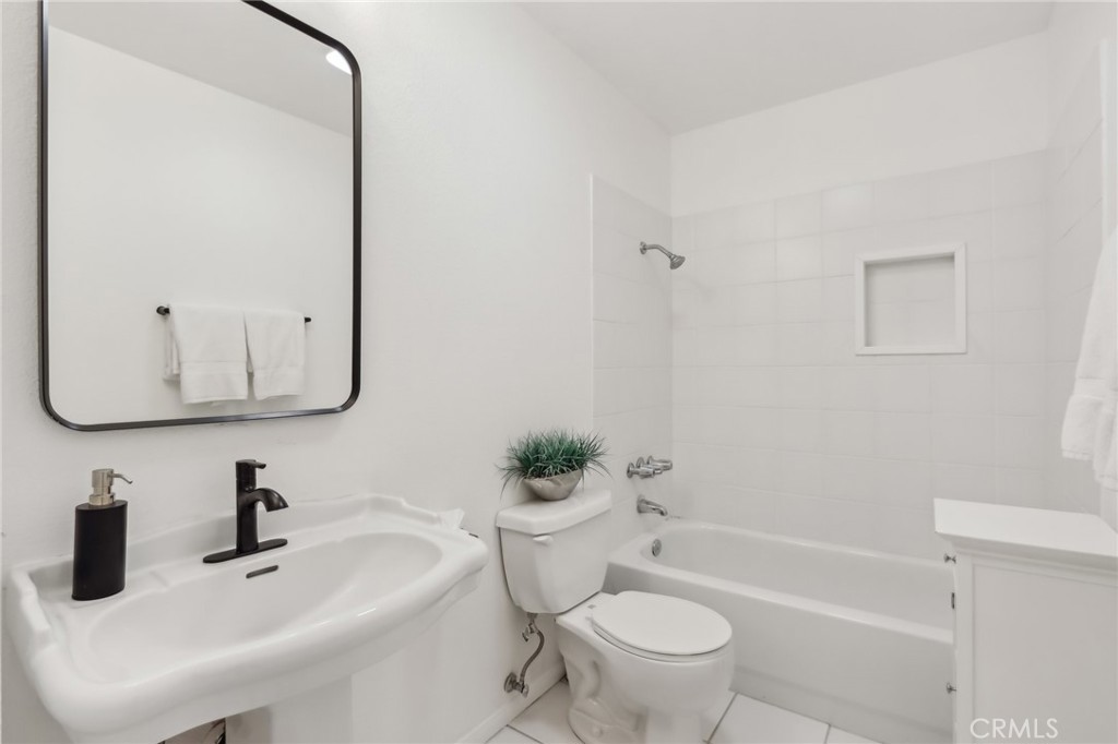 https://media.crmls.org/medias/6d8f3ff8-559f-410e-b58a-3b6e8db1981d.jpg?preset=X-Large