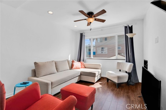 15 69th Place, Long Beach CA: https://media.crmls.org/medias/6d90f991-959f-4a29-b382-1a5dda063505.jpg