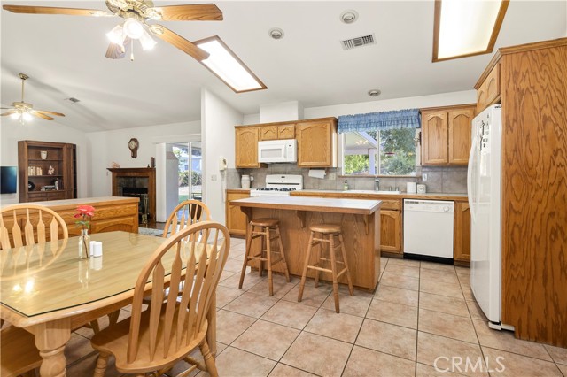 274 N Hemet Street, Hemet CA: https://media.crmls.org/medias/6d913d16-4a37-43b5-8b63-38f12e5a09c2.jpg