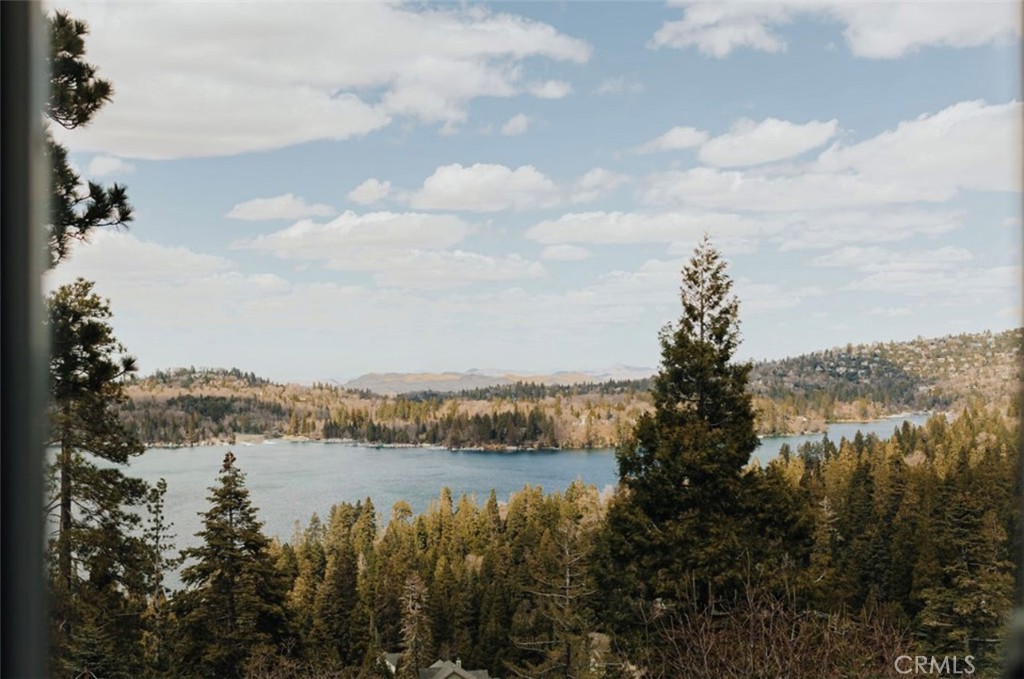 https://media.crmls.org/medias/6d92b444-0986-4f5f-9cf2-4e02f22f0bc3.jpg?preset=X-Large