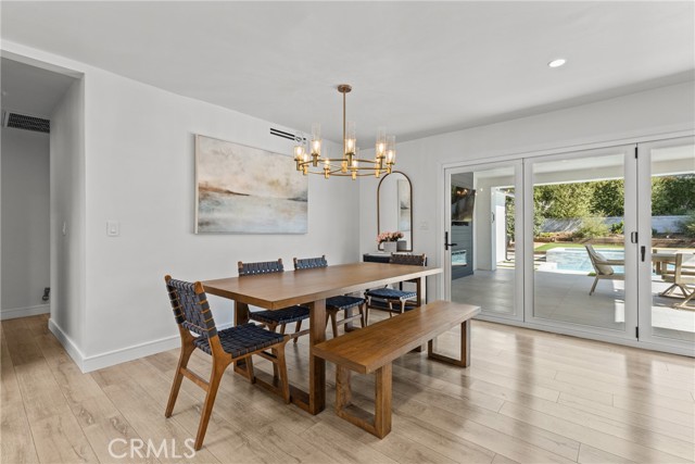 240 W Gainsborough Road, Thousand Oaks CA: https://media.crmls.org/medias/6d95d6bc-1639-4983-acb1-e0ddda126530.jpg