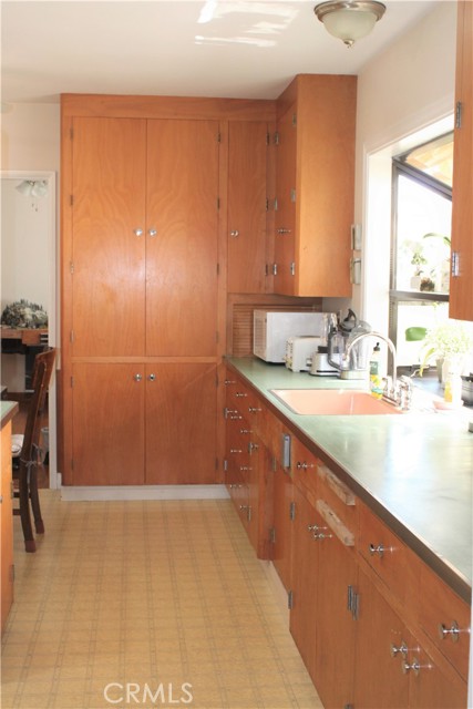 Kitchen with plenty of Cabinets & Counterspace