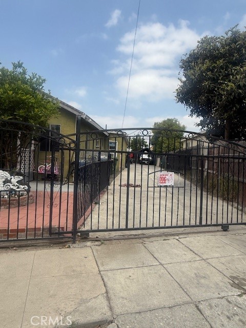 815 E 111th Place, Los Angeles CA: https://media.crmls.org/medias/6d9ac646-4678-42e7-84a6-11528557e576.jpg