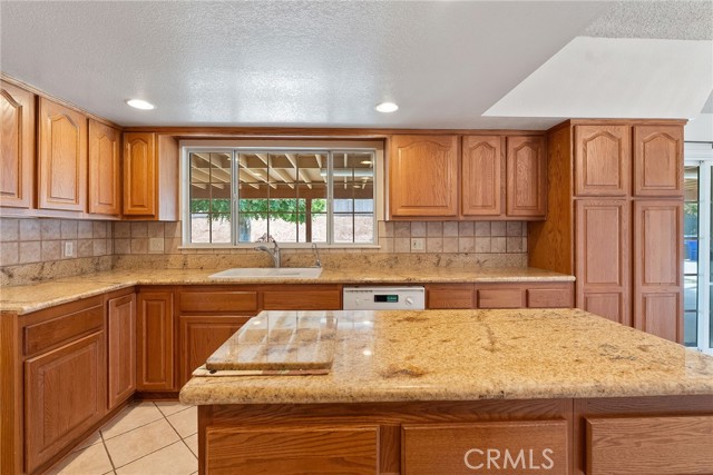 4740 Brookhill Ter, Jurupa Valley CA: https://media.crmls.org/medias/6d9d4f23-6304-4f9f-8657-b5facbe7119c.jpg