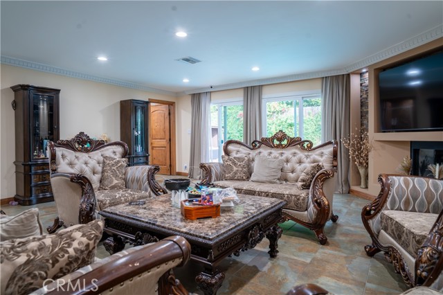 Detail Gallery Image 7 of 38 For 6930 Balcom, Reseda,  CA 91335 - 7 Beds | 6 Baths