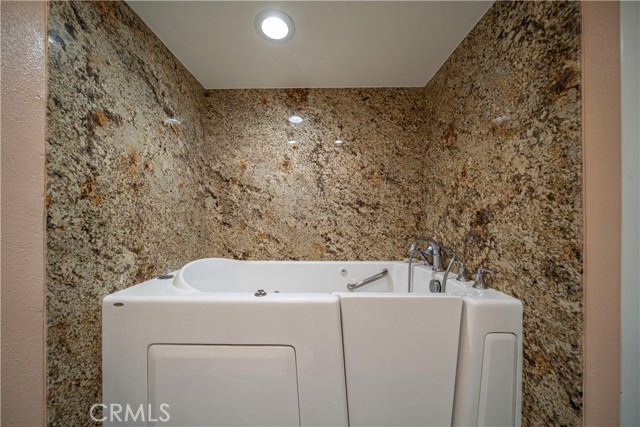 75 Willow Tree Lane, Irvine CA: https://media.crmls.org/medias/6da07ff3-f1bb-4122-b3ec-d6d18f7e7d1f.jpg